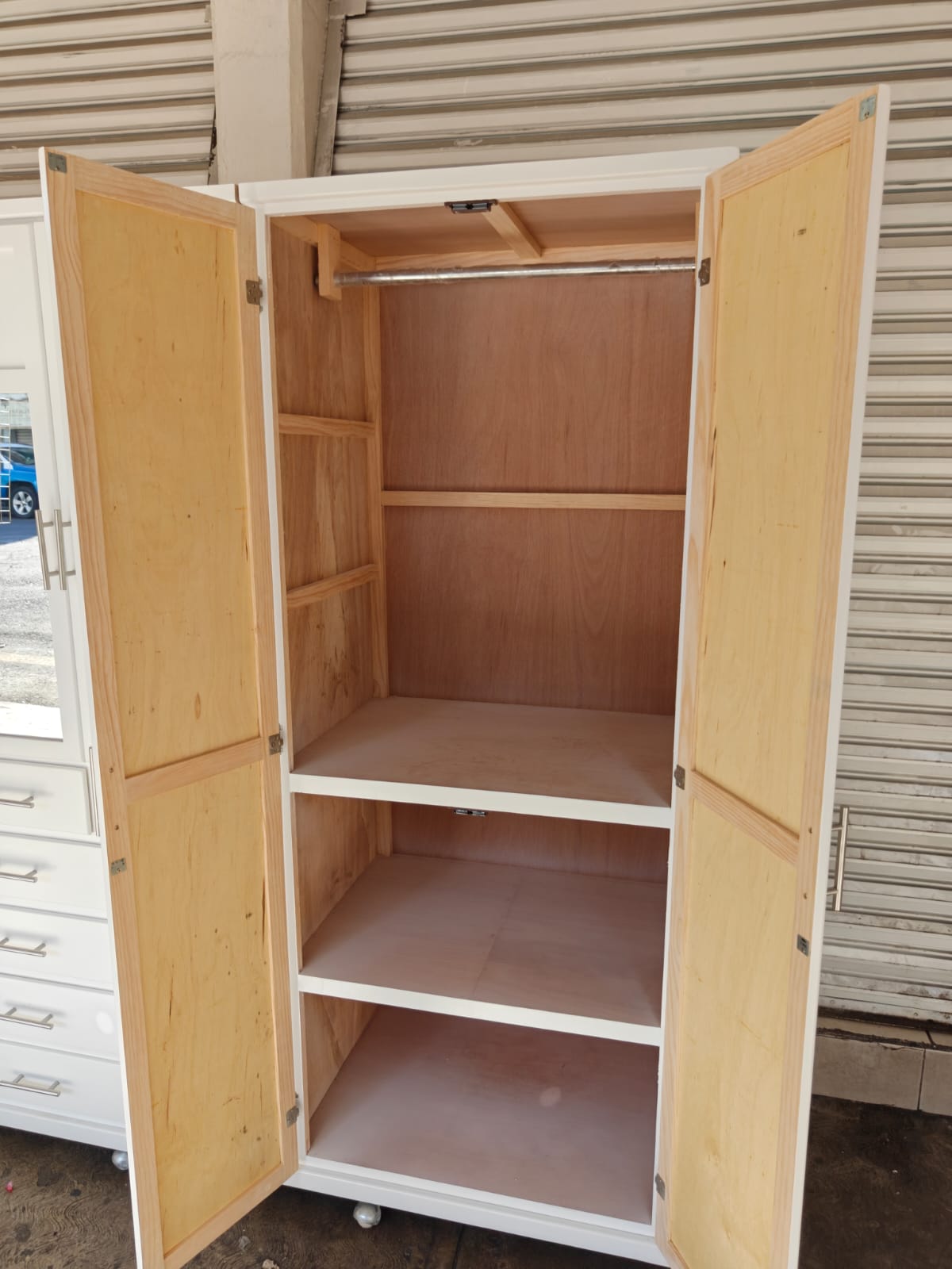 Closet Torres liso con correderas de metal